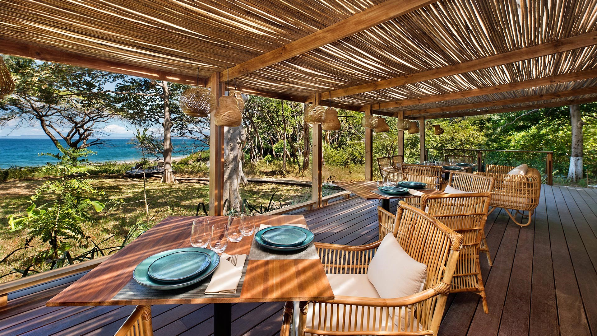Frühstück am Strand unter Palmen