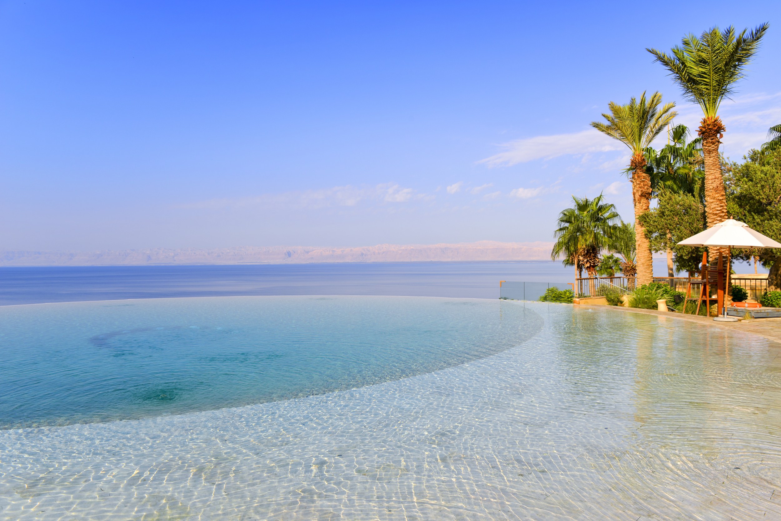 Großer Infinity Pool mit Panoramablick