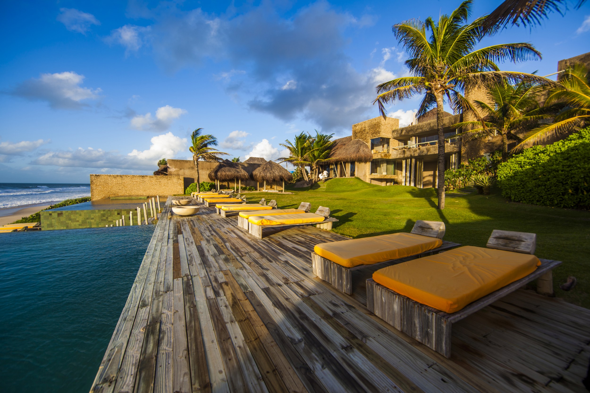 Entspannen Sie am Pool des Luxus-Hideaways