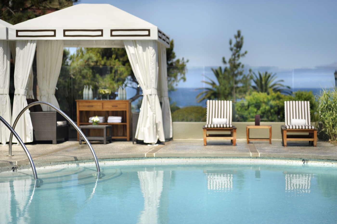 Genießen Sie einen Tag am Pool