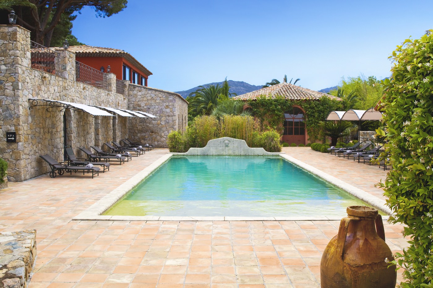 Entspannen Sie am Pool 