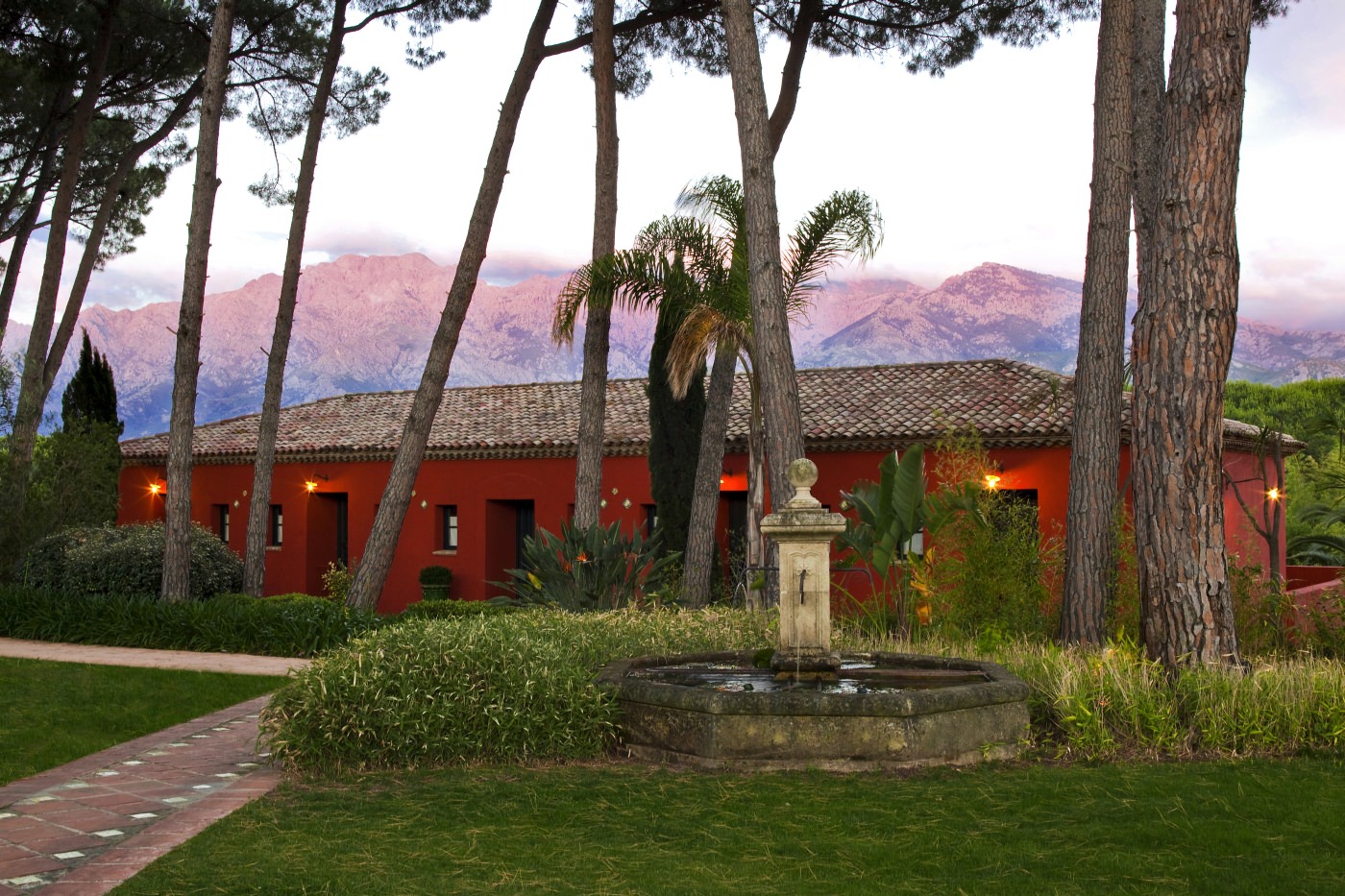 Die leuchtenden Berge im Hintergrund 