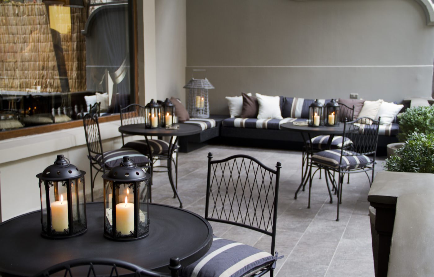 Lassen Sie auf der Terasse den Tage revue passieren lassen