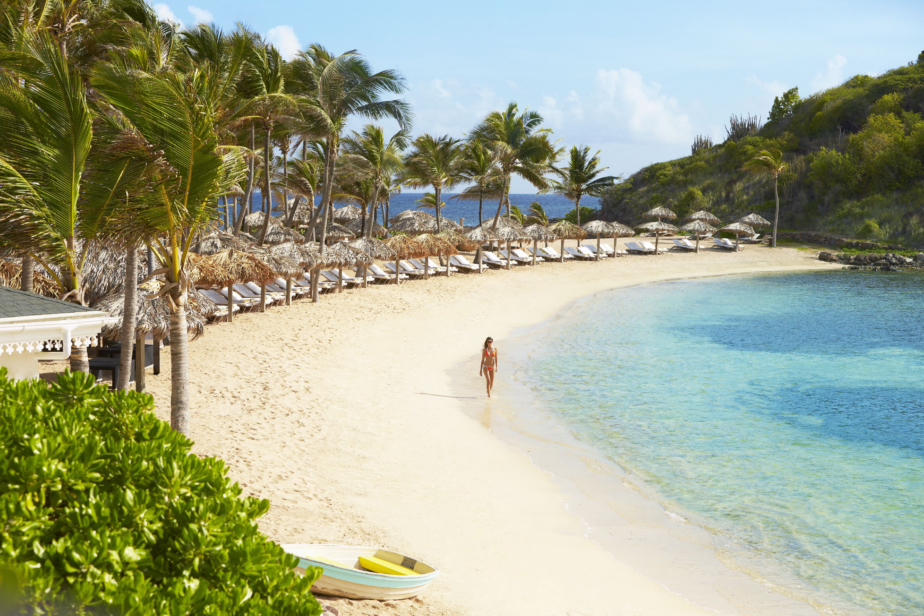 Spazieren Sie den feinen Sandstrand entlang