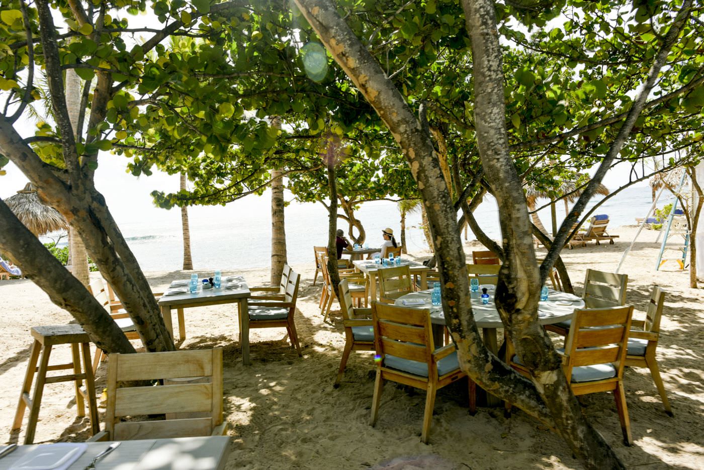 In der Le Toiny Beach Bar werden köstliche Snacks im Schatten serviert.