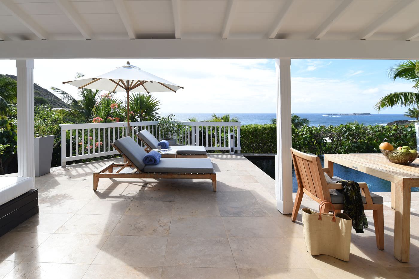 Private Panorama Terrasse mit Pool in der Villa Suite. 