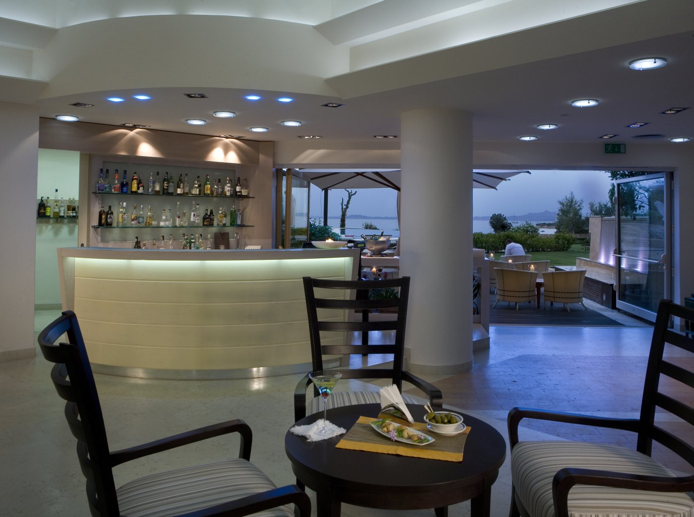 Entspannen Sie an der Bar 