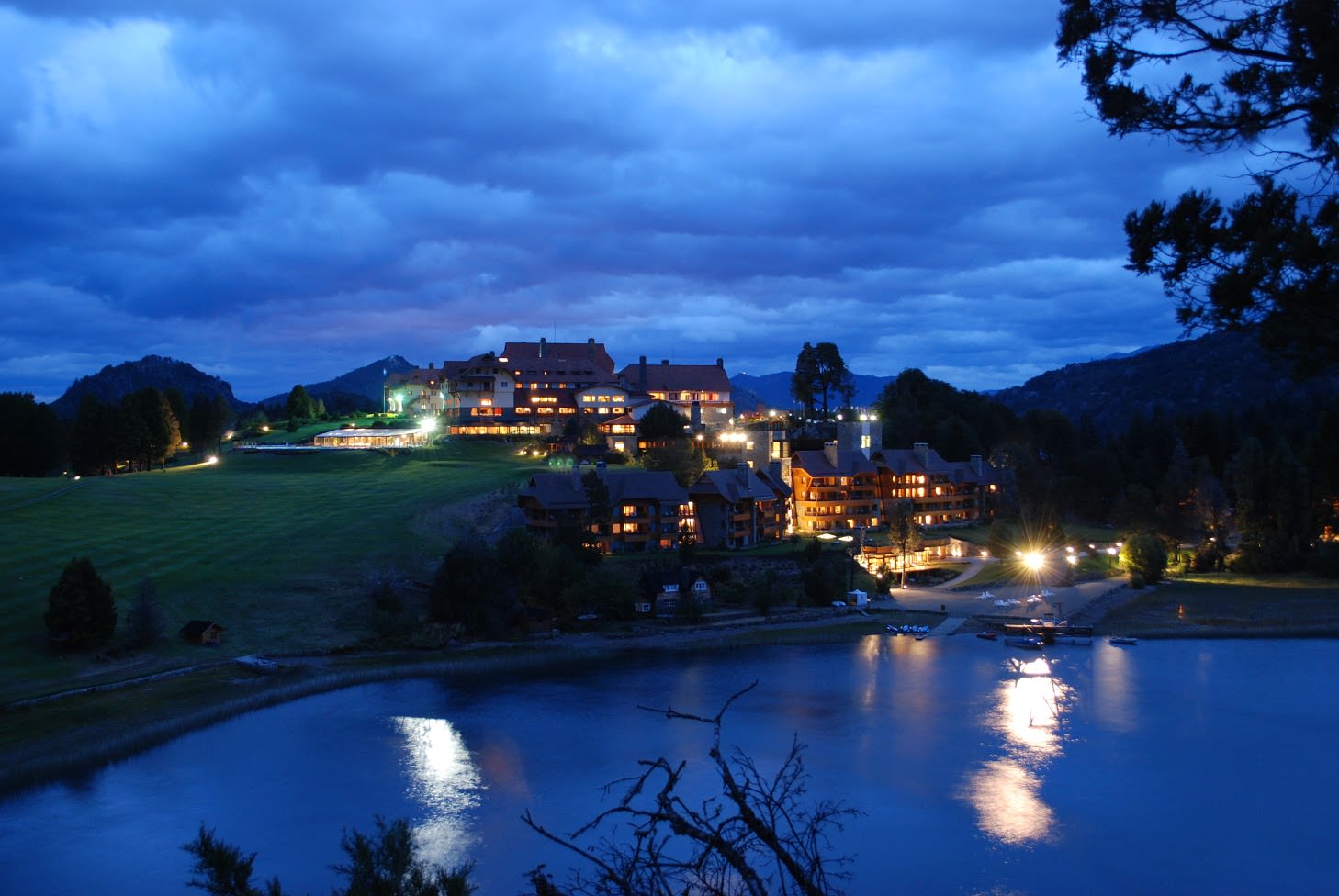 Das Resort bei Nacht 