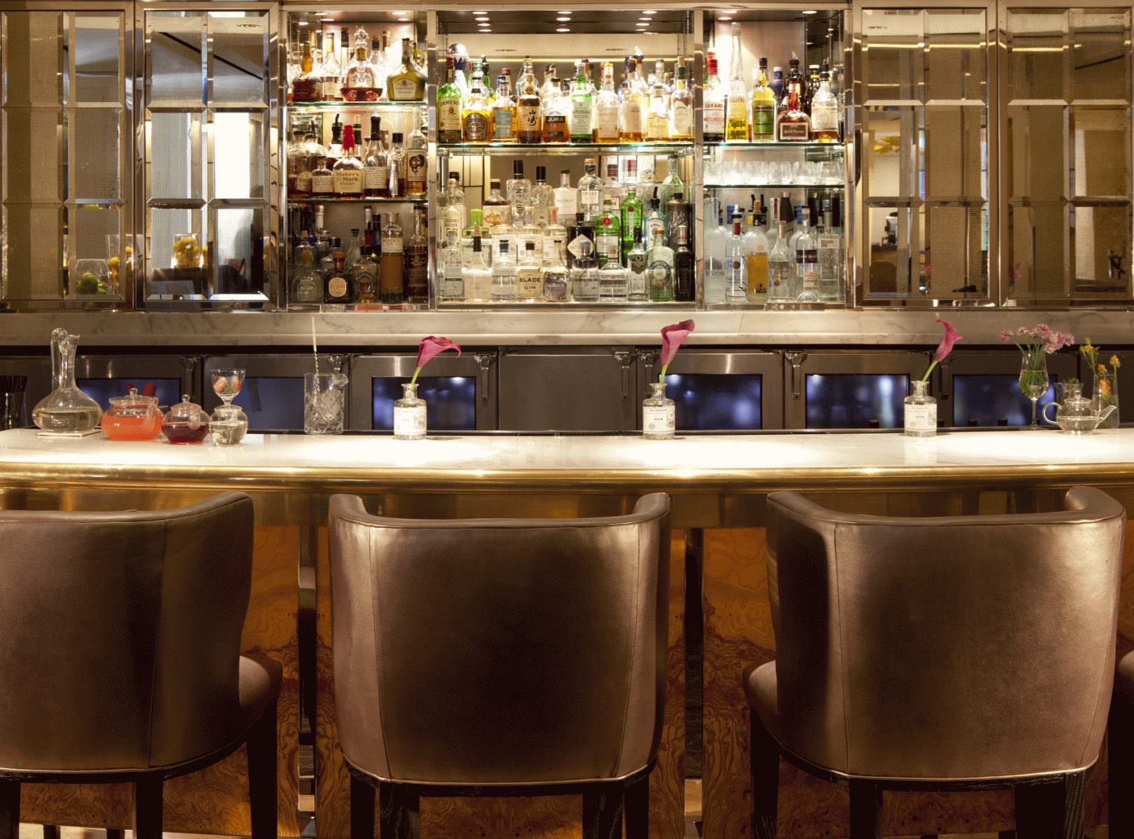 An der stylishen Bar kühle Drinks genießen