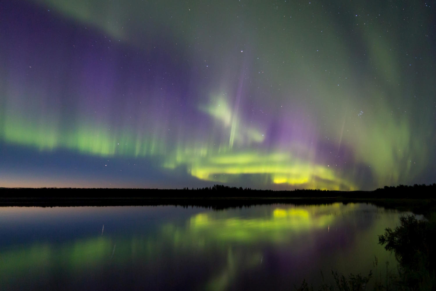 Magische Polarlichter über dem Lake Autumn