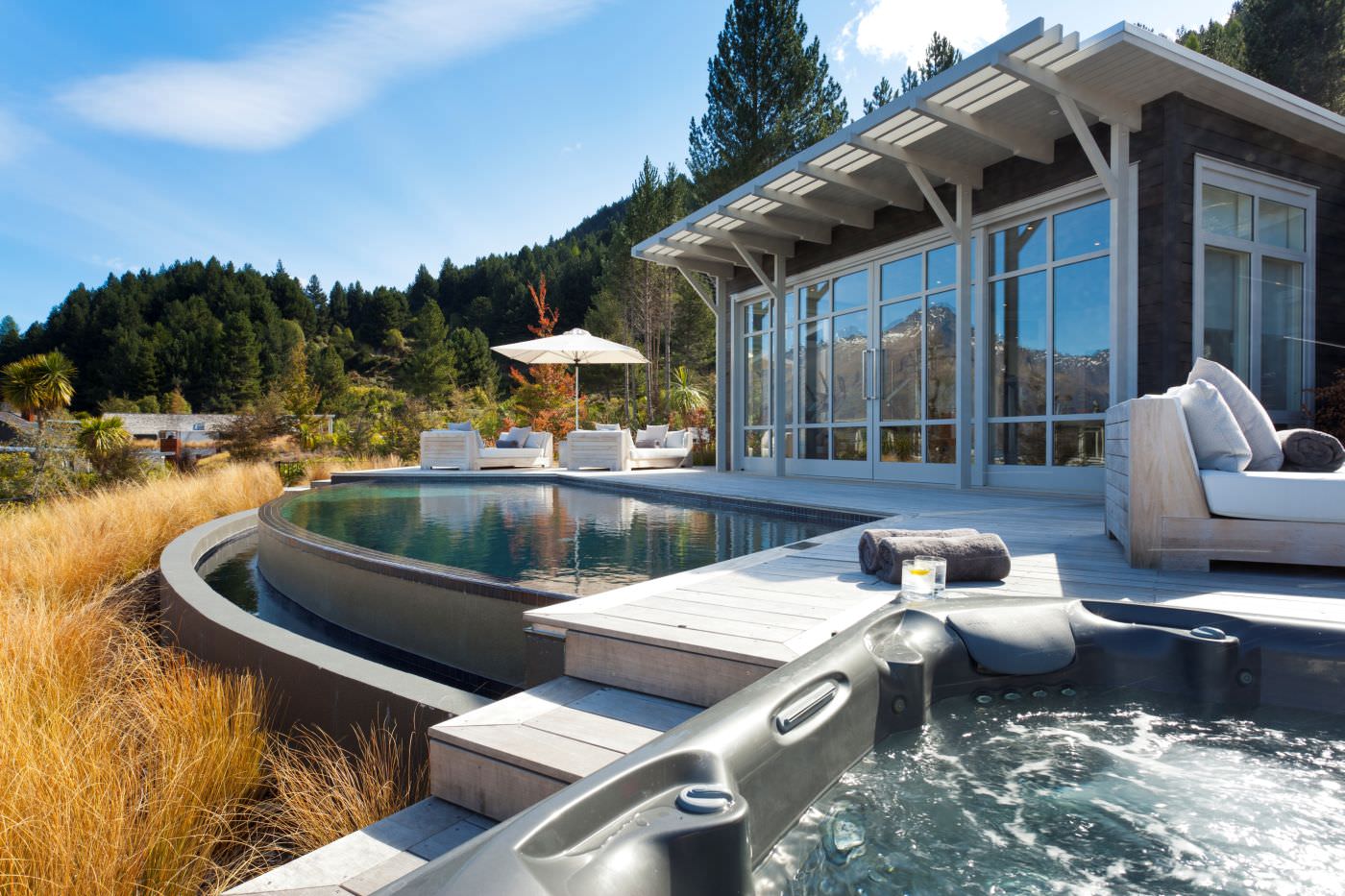 Entspannen Sie im Jacuzzi oder im Pool