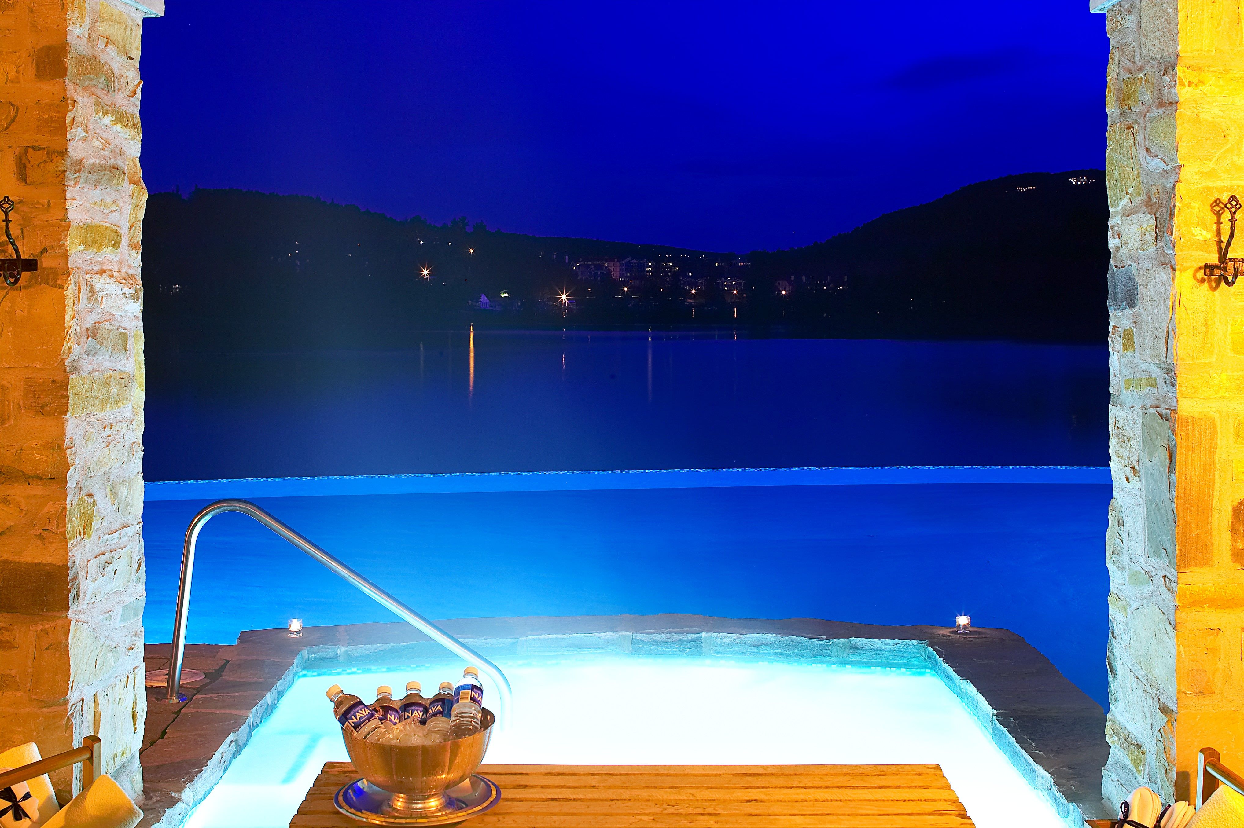 Relaxen im Pool mit Blick auf den See