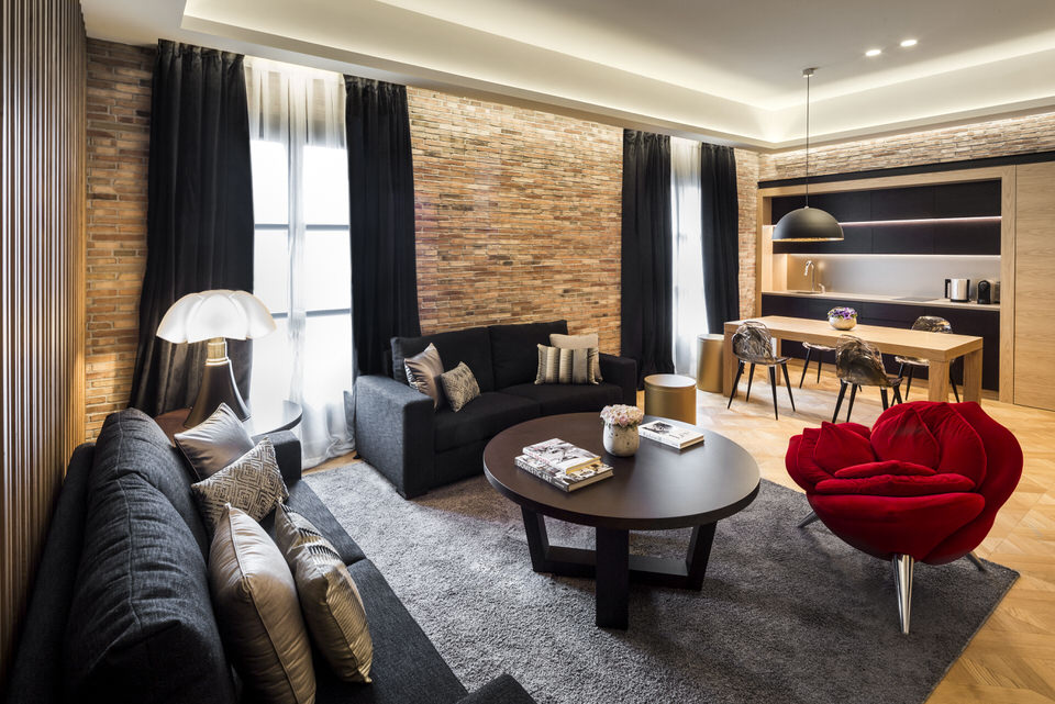 Der großräumige Wohnbereich der Suite Enric Batllo