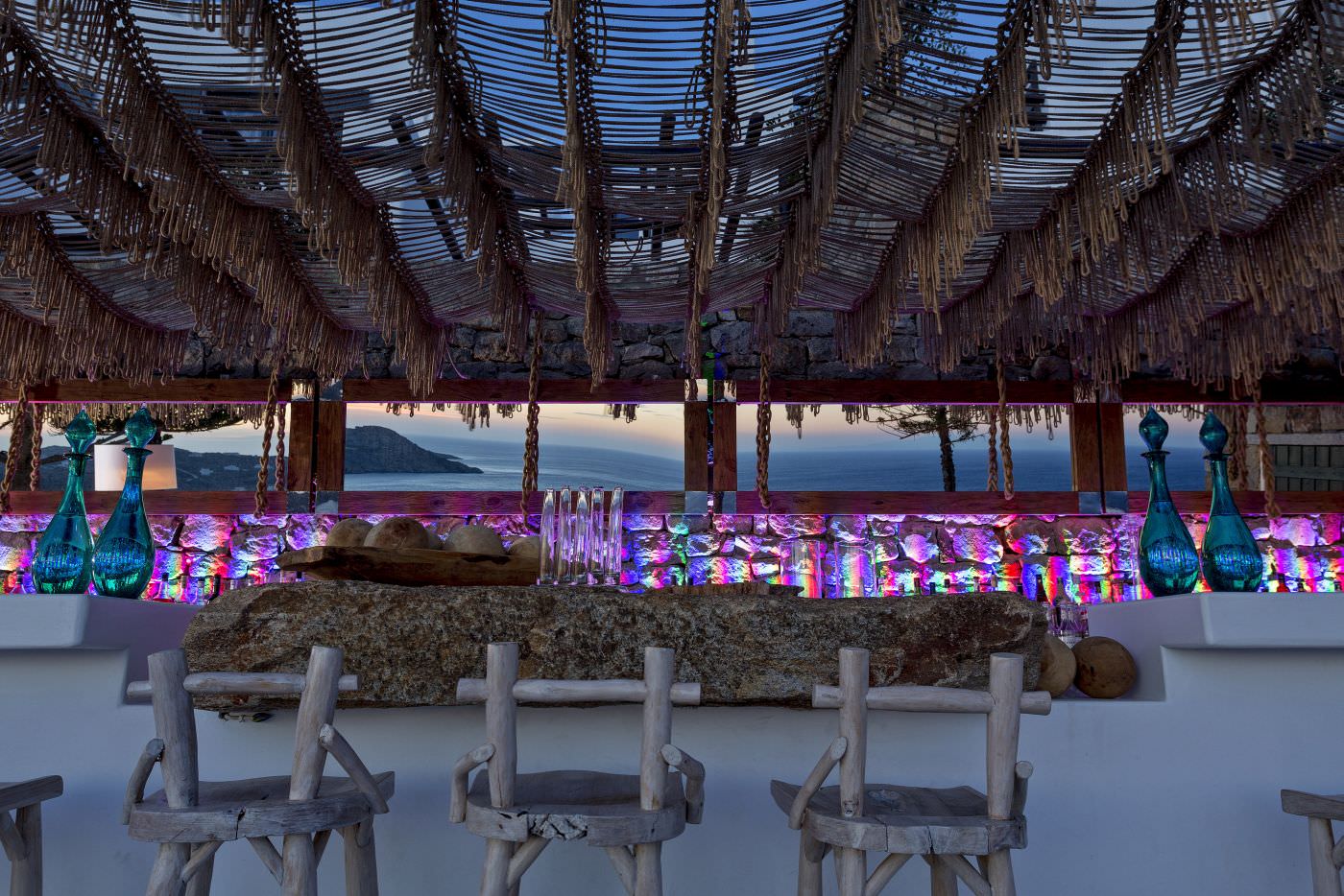 Die bunte beleuchtete Bar