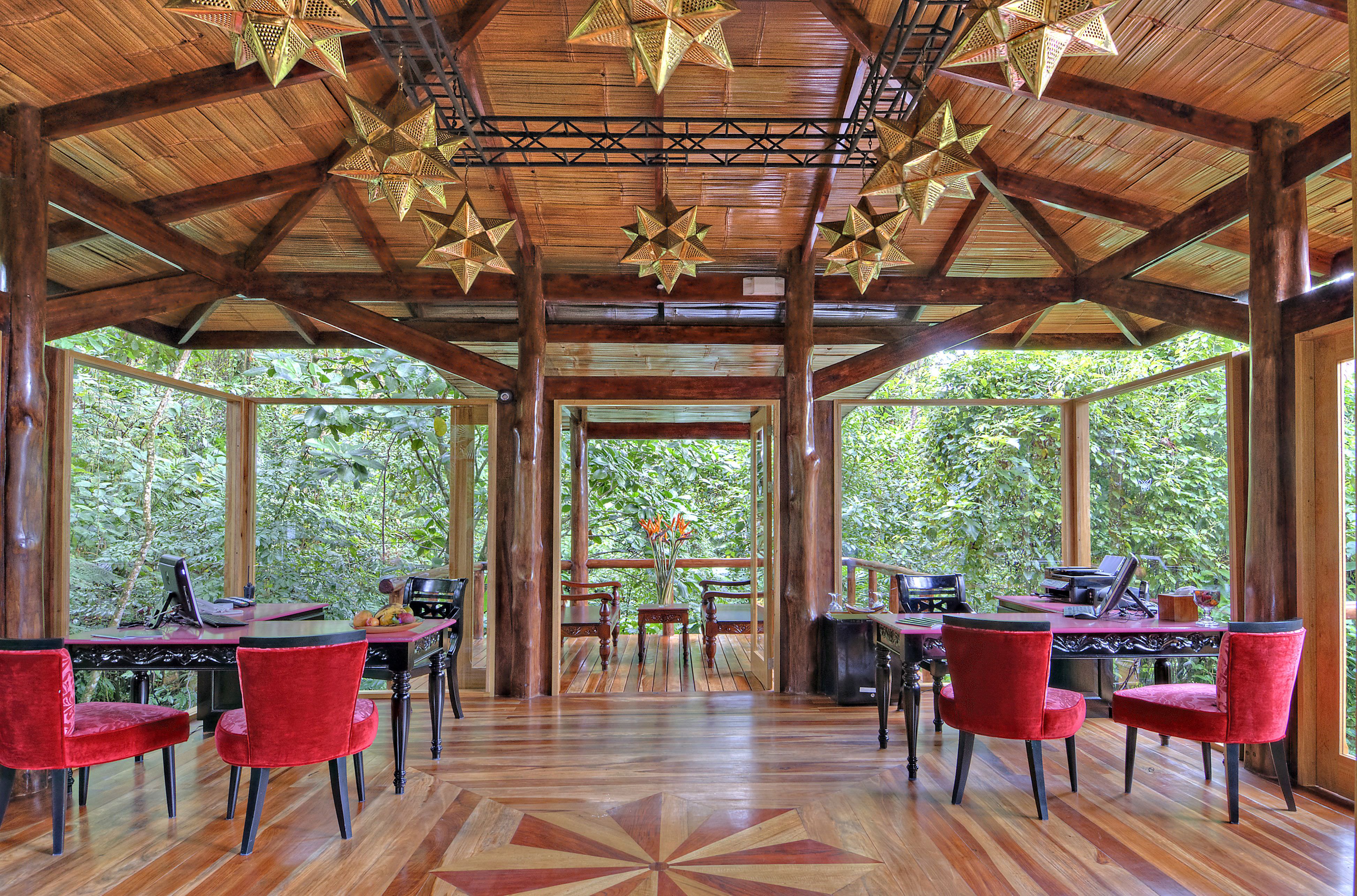 Die luftige, offene Rezeption