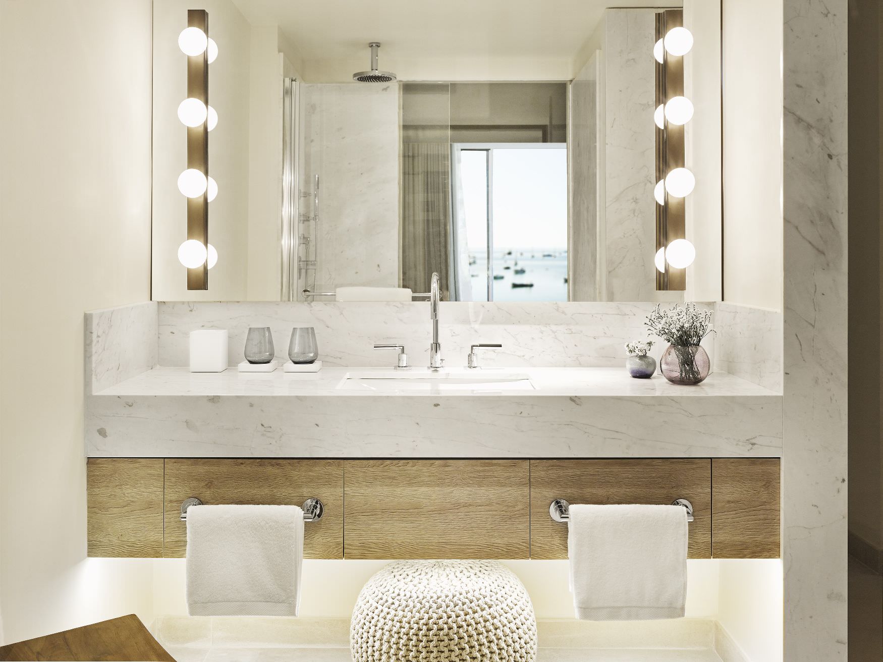 Helles und freundliches Badezimmer