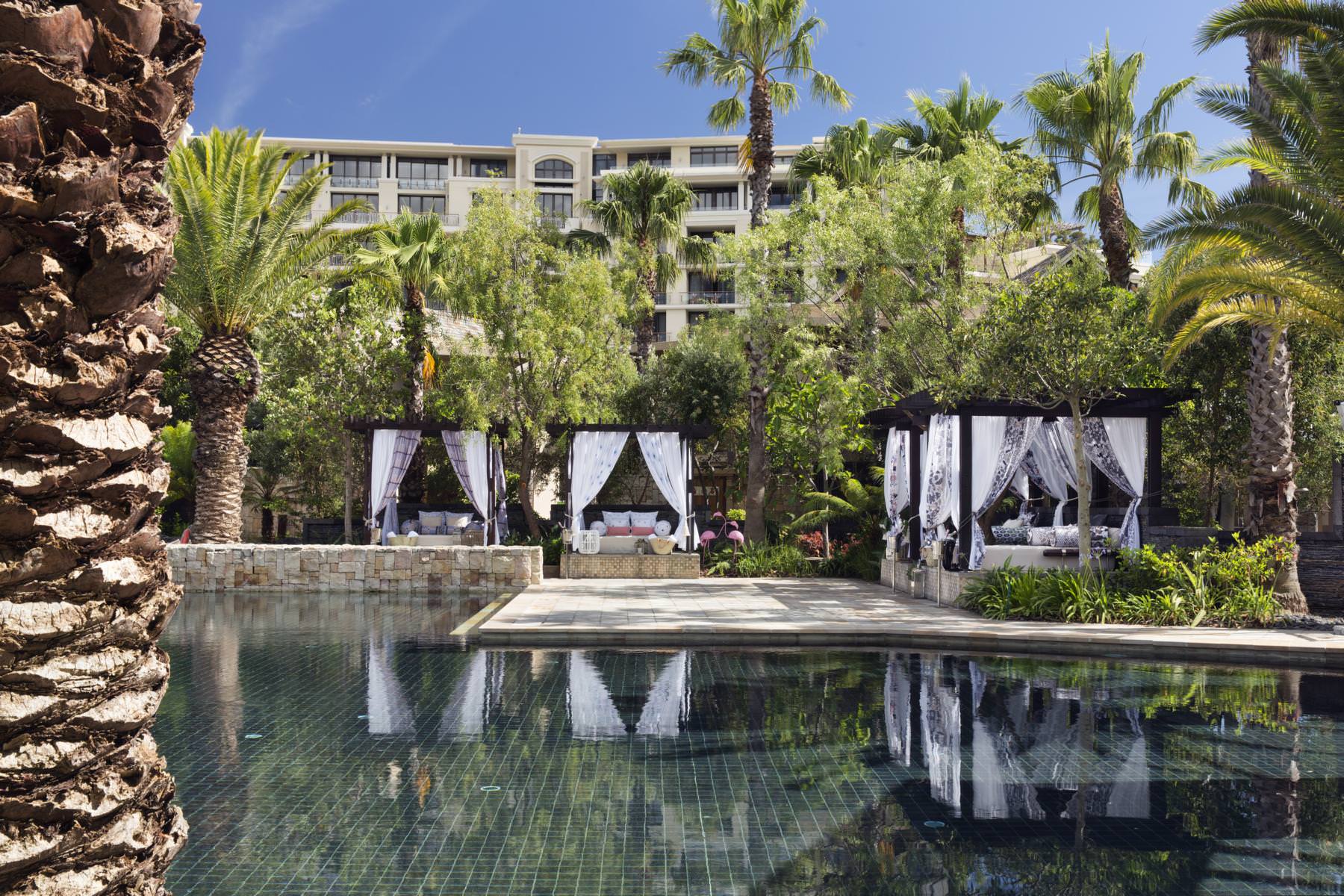 Erfrischender Poolbereich mit Liegebetten