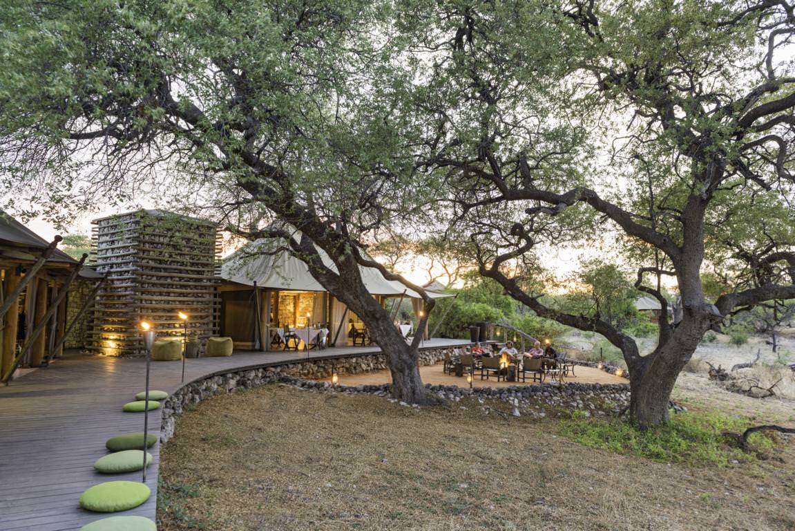 Lauschen Sie abenteuerlichen Geschichten am Feuer