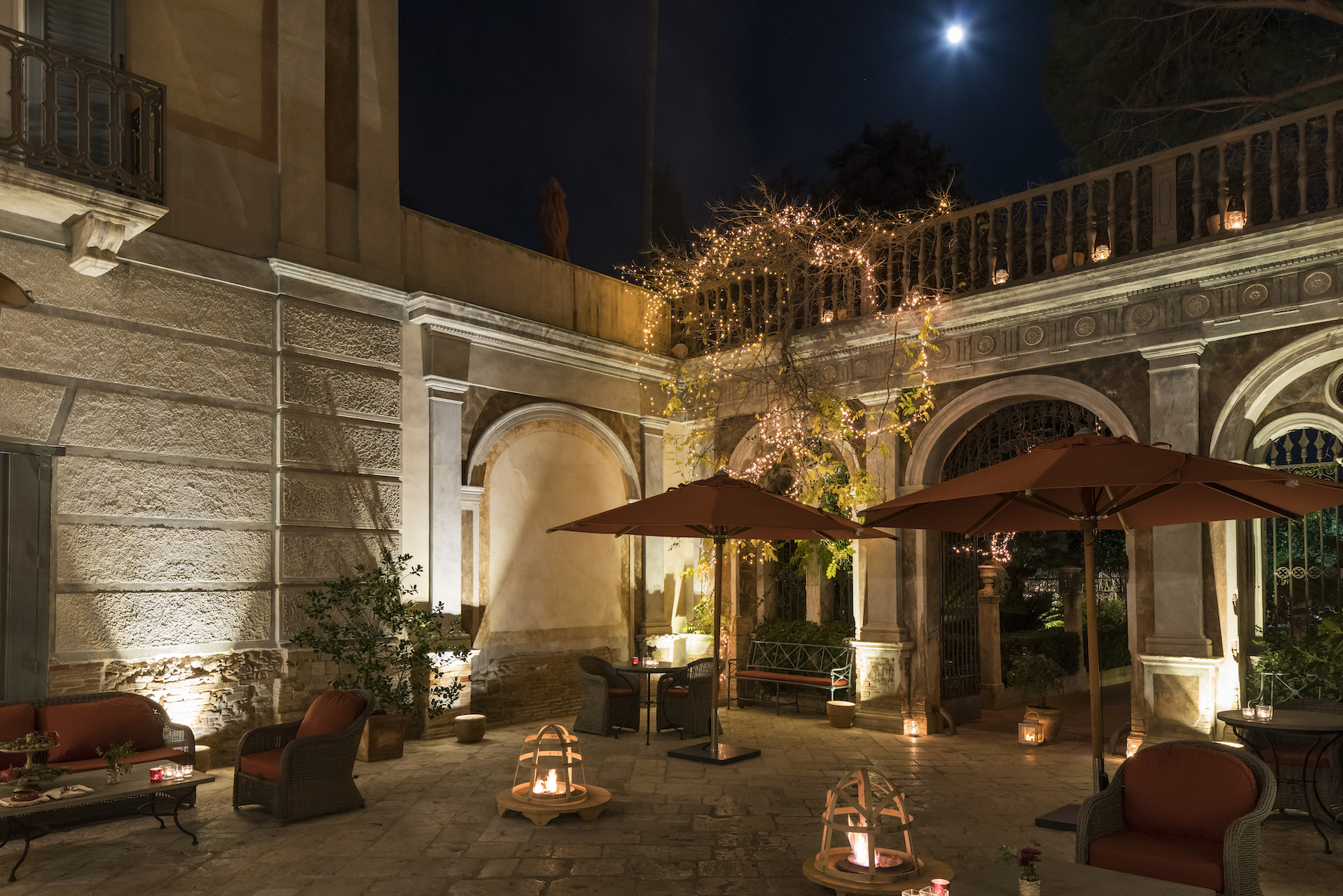 Gemütliches Beisammensein im Innenhof