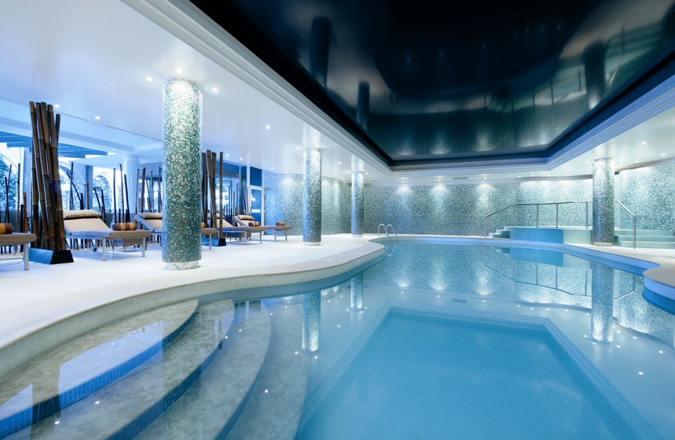 Ansprechender Indoor Pool