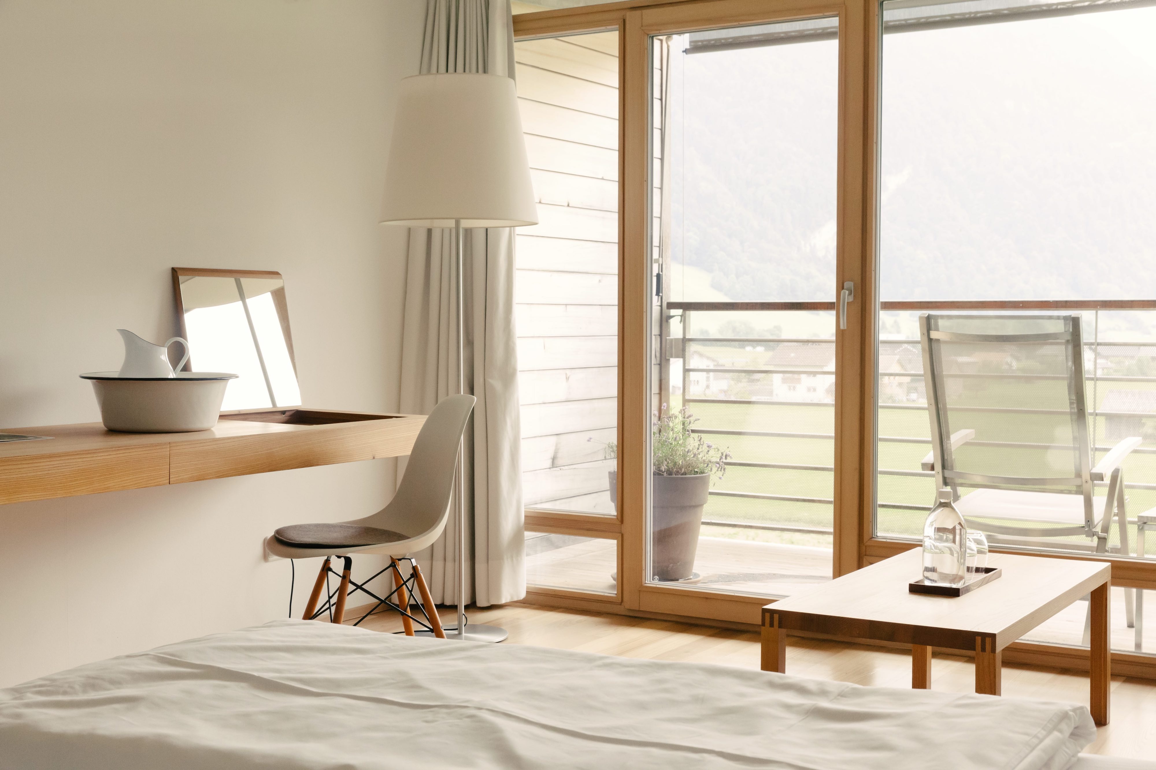 Das puristisch eingerichtete Zimmer mit Aussicht