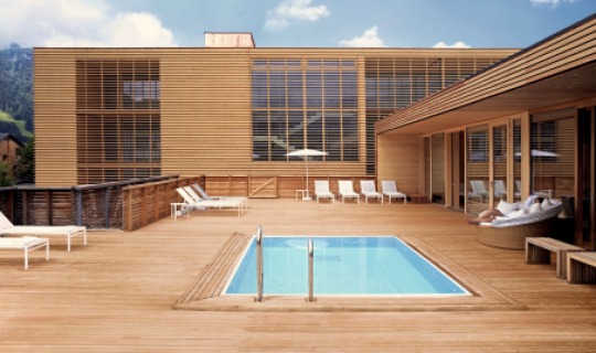 Puristisches Design umgeben von atemberaubender Natur