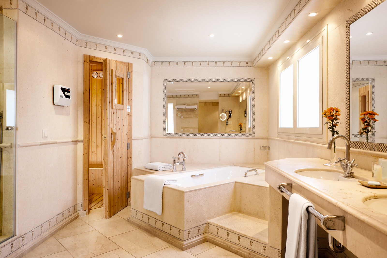 Luxuriöses Marmorbad der Royal Suite