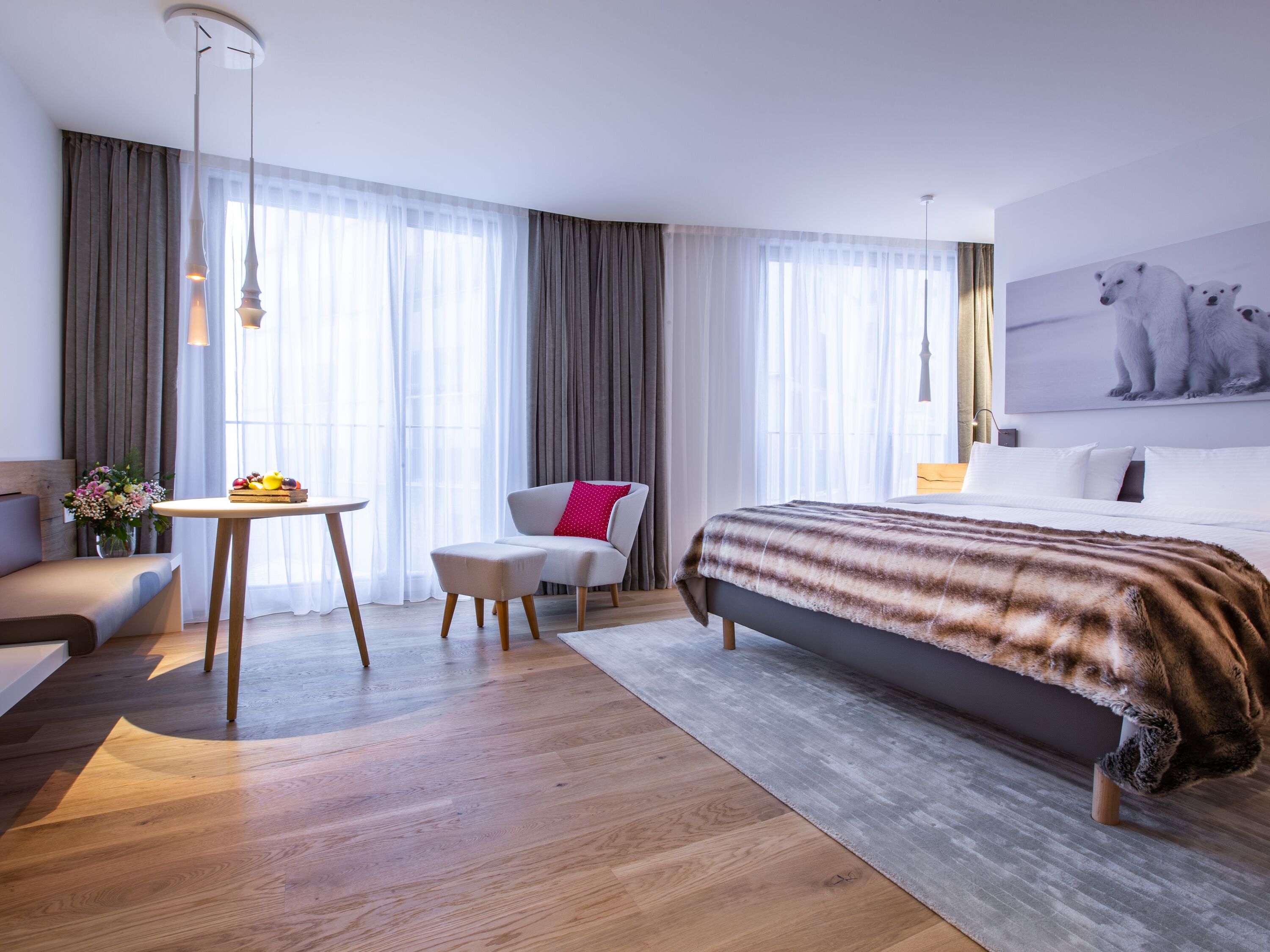 Die warme alpine Einrichtung der Zimmer und Suiten lädt zum Wohlfühlen ein