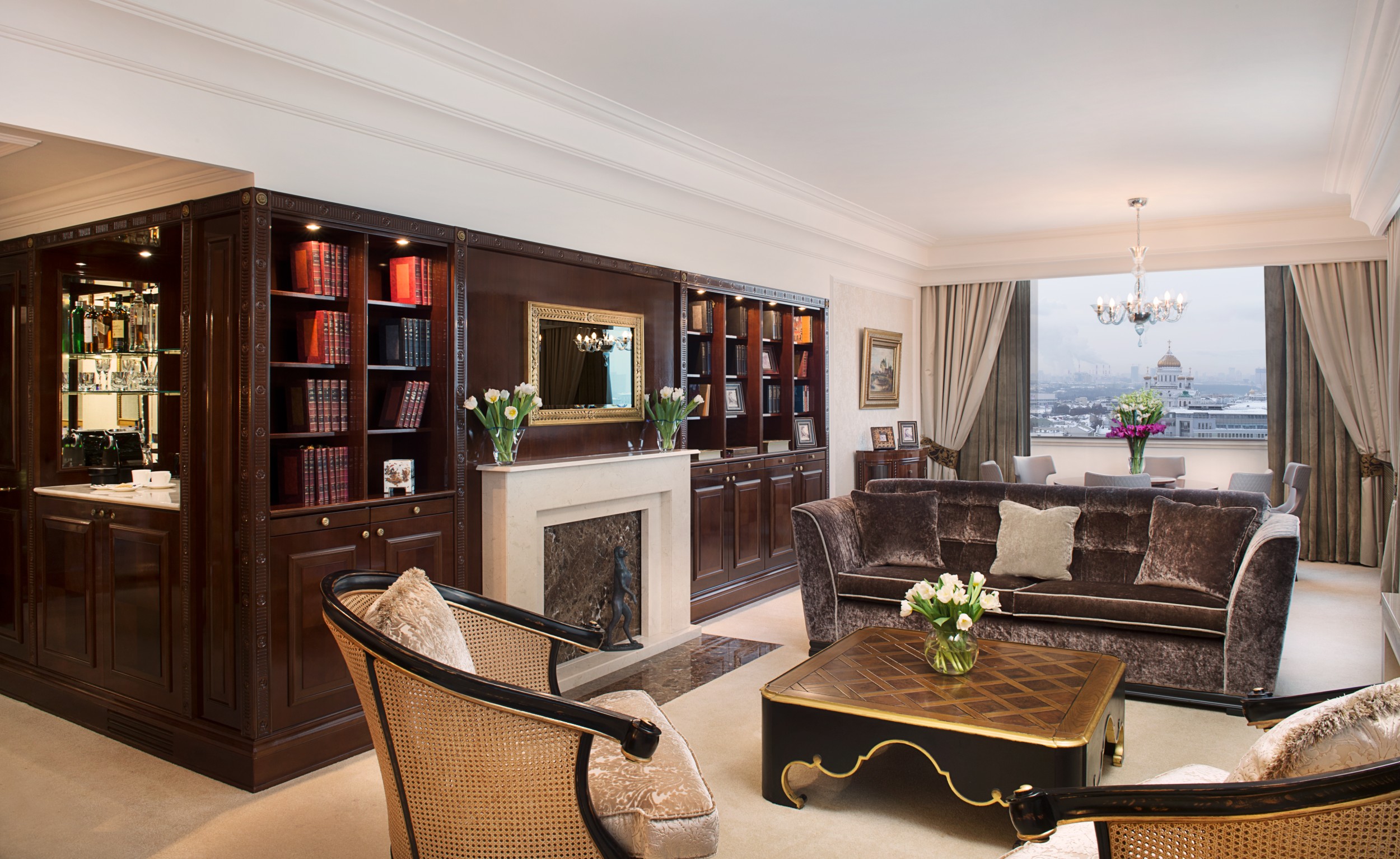 Stilvolle Inneneinrichtung mit dunklem, polierten Kirschholzdekor 