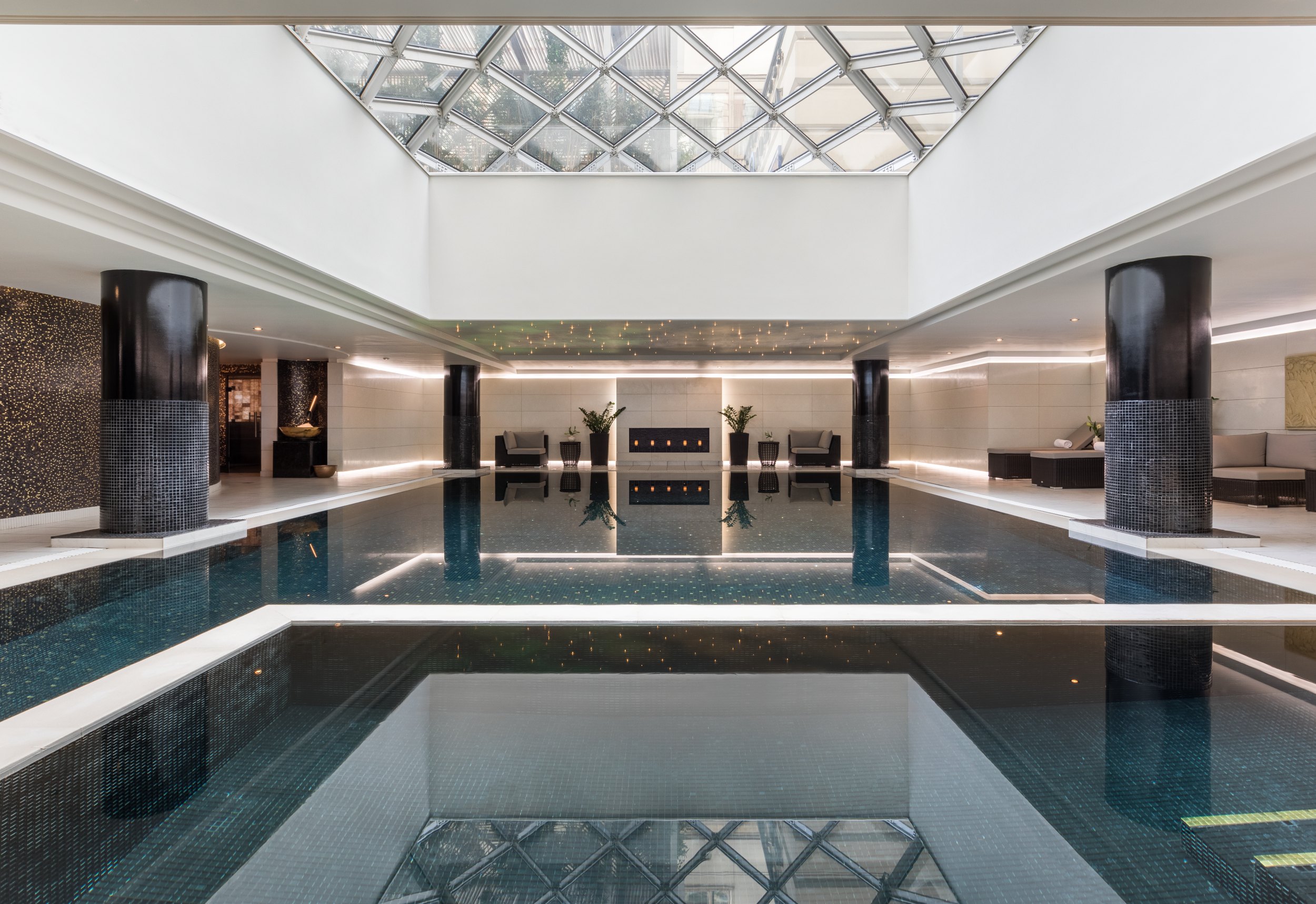 Entspannen Sie am Pool des Luxusresorts