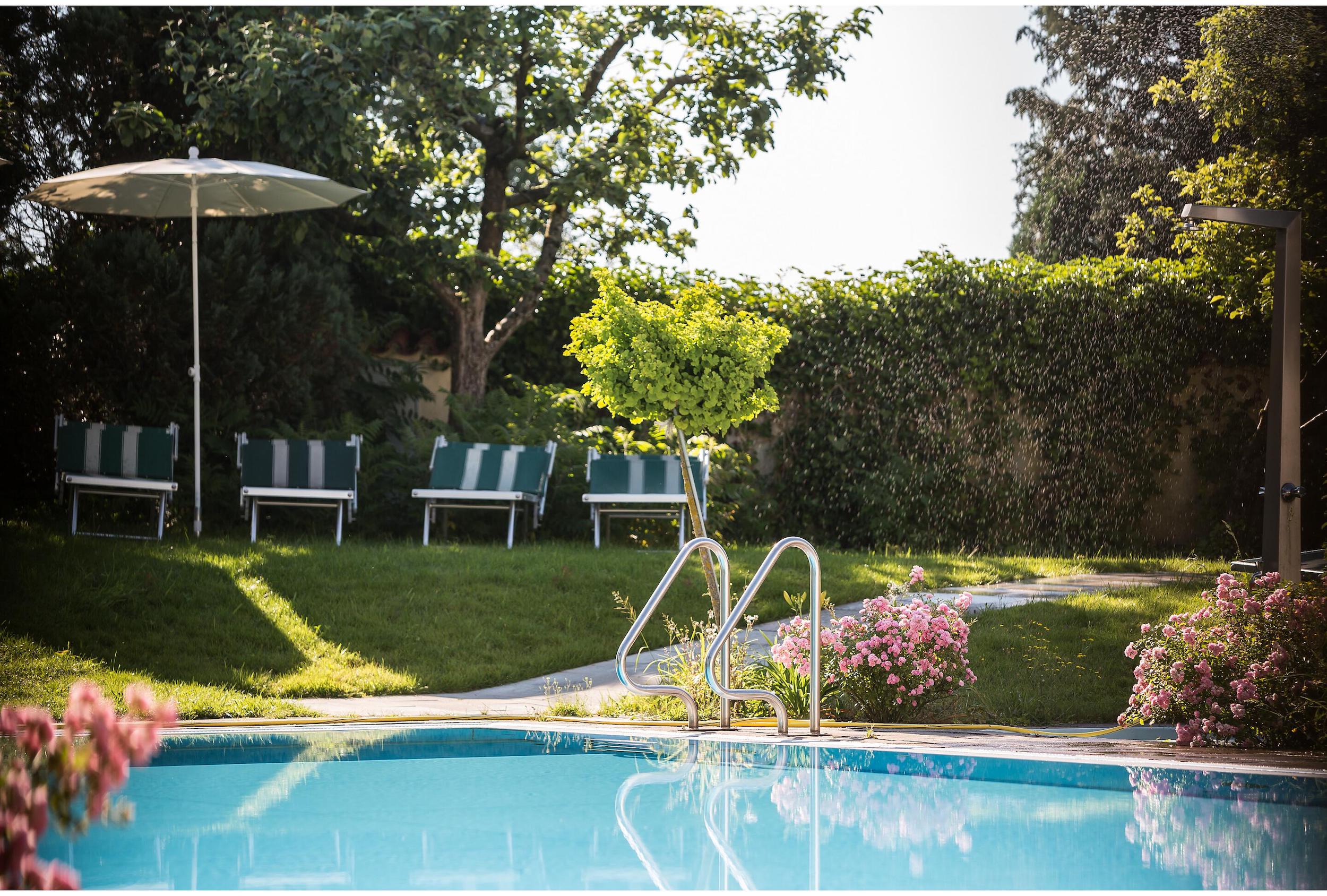 Der Garten mit Pool ist ein wundervoller Ort um im Sommer Sonne zu tanken