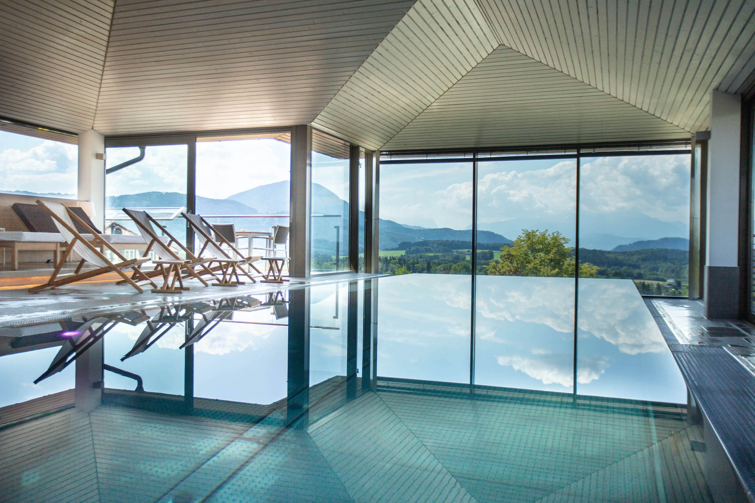 Genießen Sie die Aussicht am Indoor-Pool