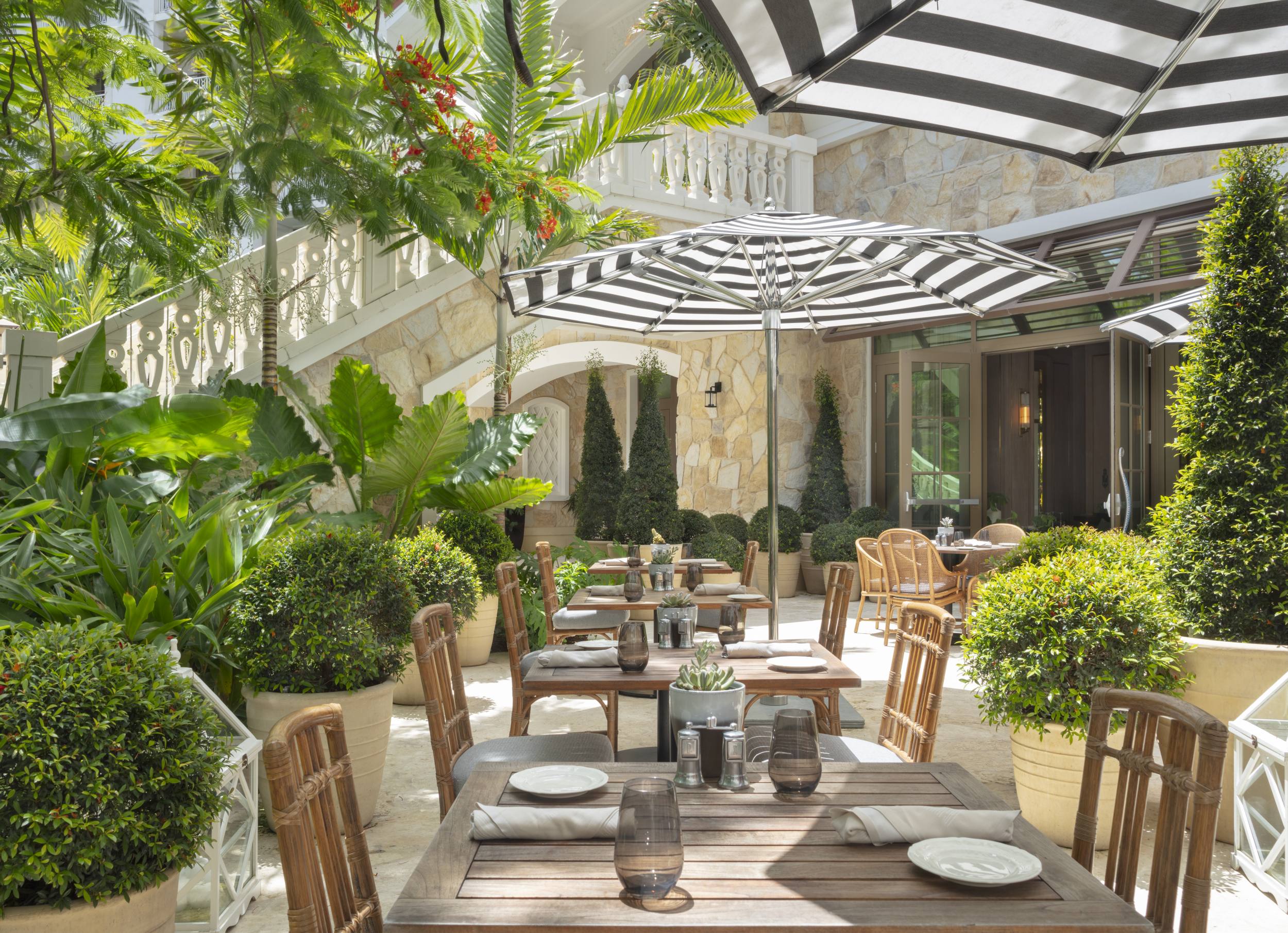 Der gemütliche Außenbereich des Restaurant Commonwealth