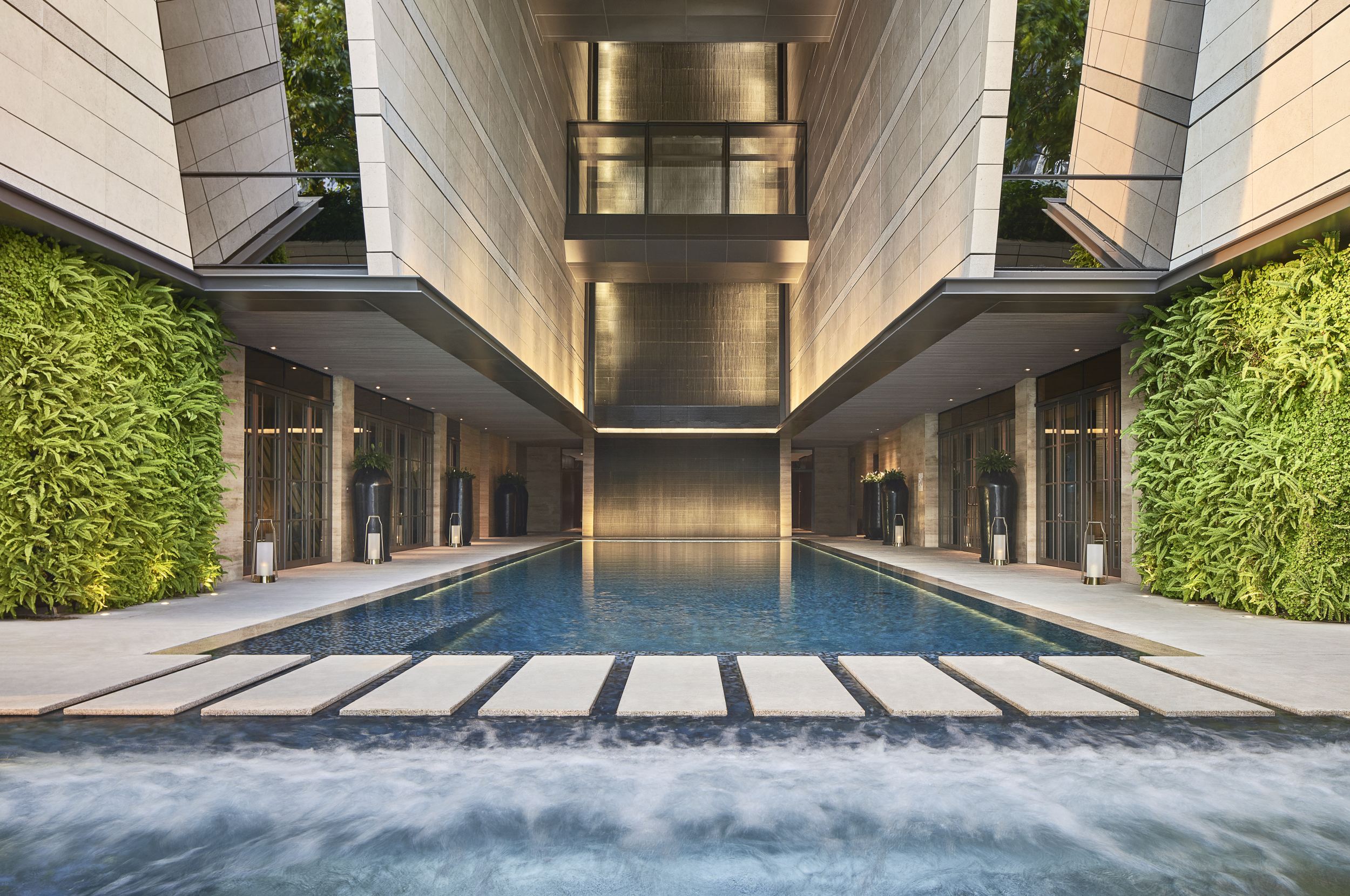 Erfrischung bietet der Pool des Hauses