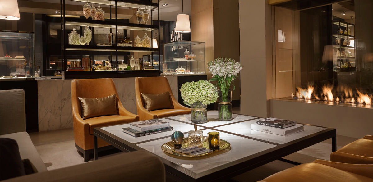 Wohlfühlen inmitten der Lobby am Kaminfeuer