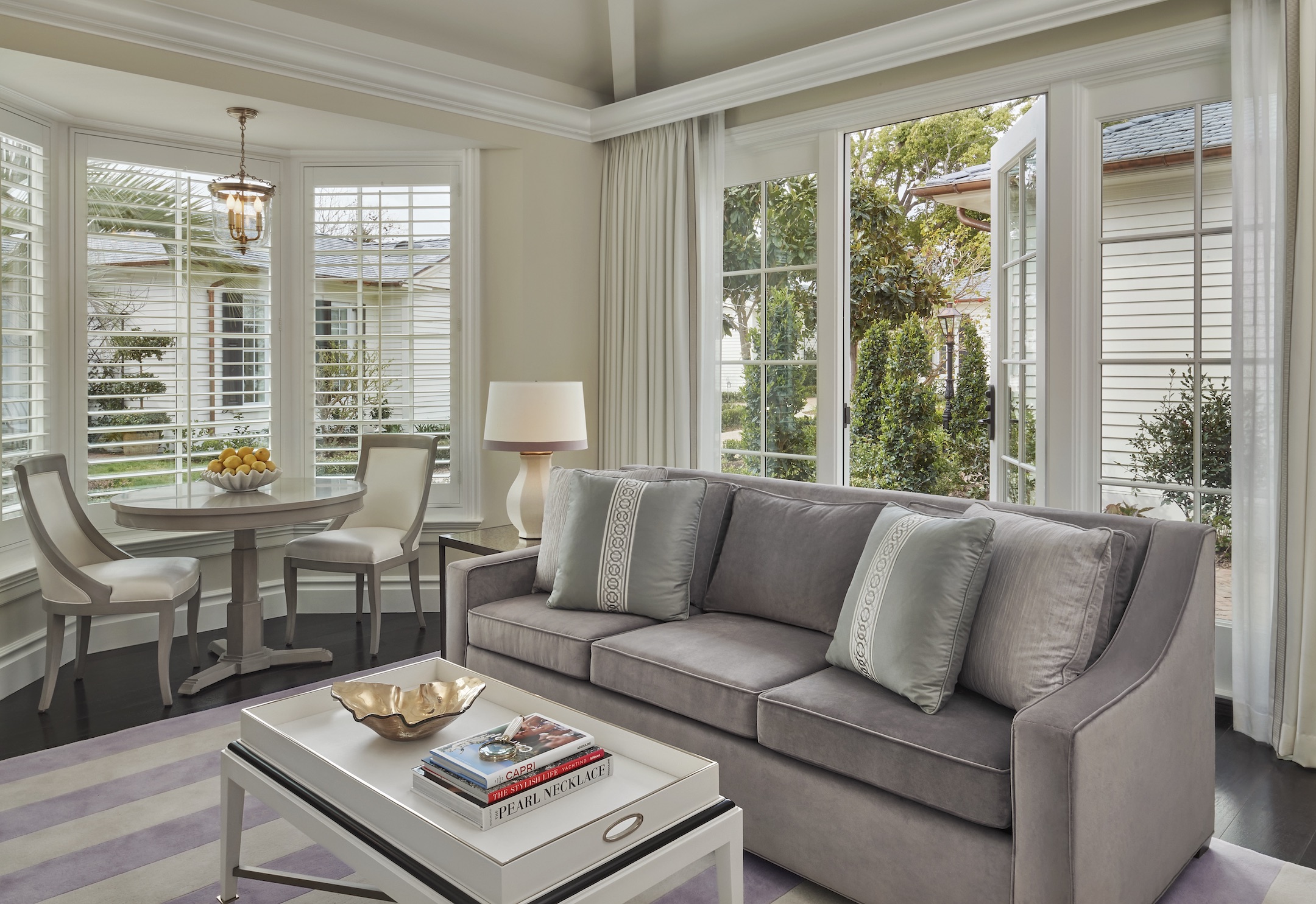 Der stilvolle Wohnbereich mit Erker der Garden Bungalow Suite