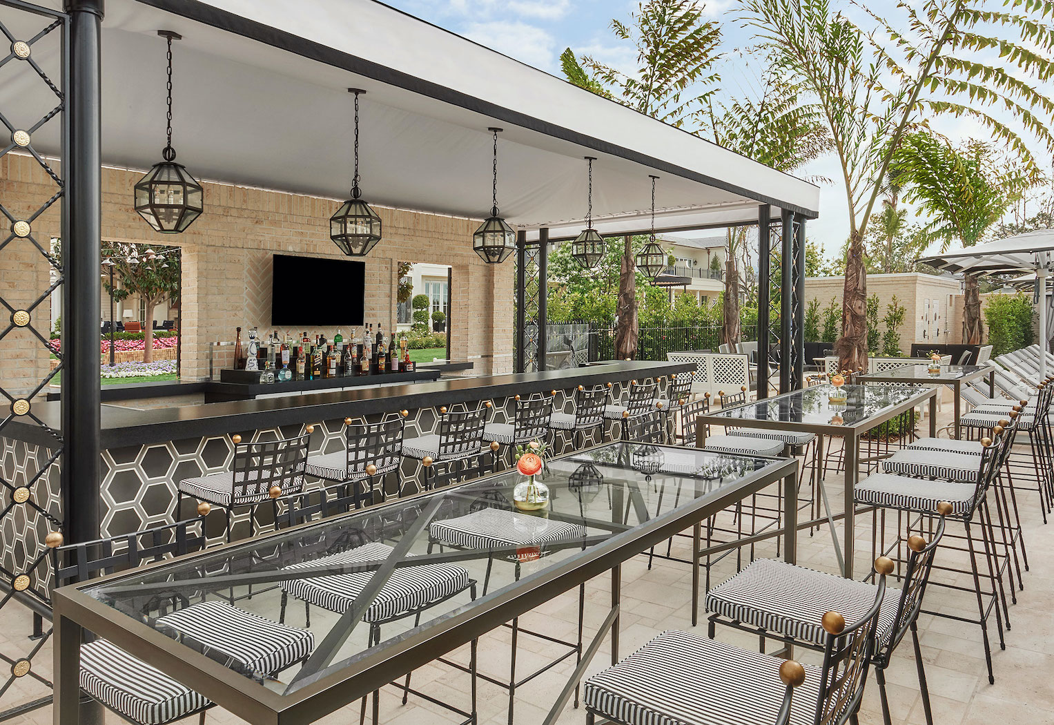 Leichte Gerichte werden in der Cabana Bar direkt am wunderschönen Pool serviert