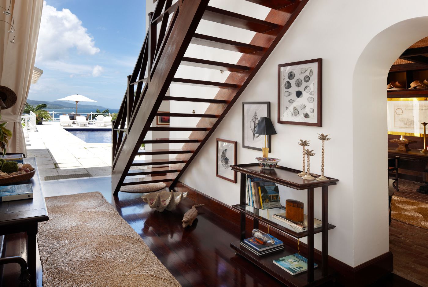 Die offene Bauweise begrüßt die sanfte Meeresbrise