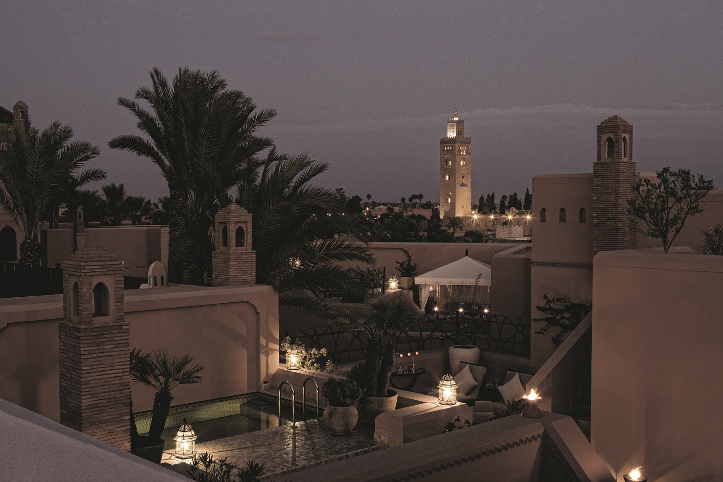 Magische Lichter der Stadt über den Riads des Hotels