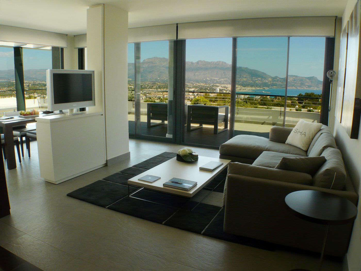 Moderne Schlichtheit kombiniert mit einem Traumrundumblick!