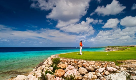 Der Golfplatz bietet einen traumhaften Ausblick auf das Meer. Der Golfplatz bietet einen traumhaften Ausblick auf das Meer.