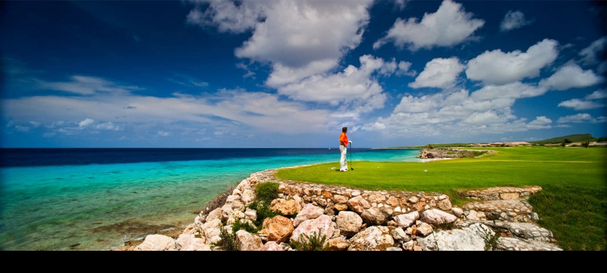 Der Golfplatz bietet einen traumhaften Ausblick auf das Meer.