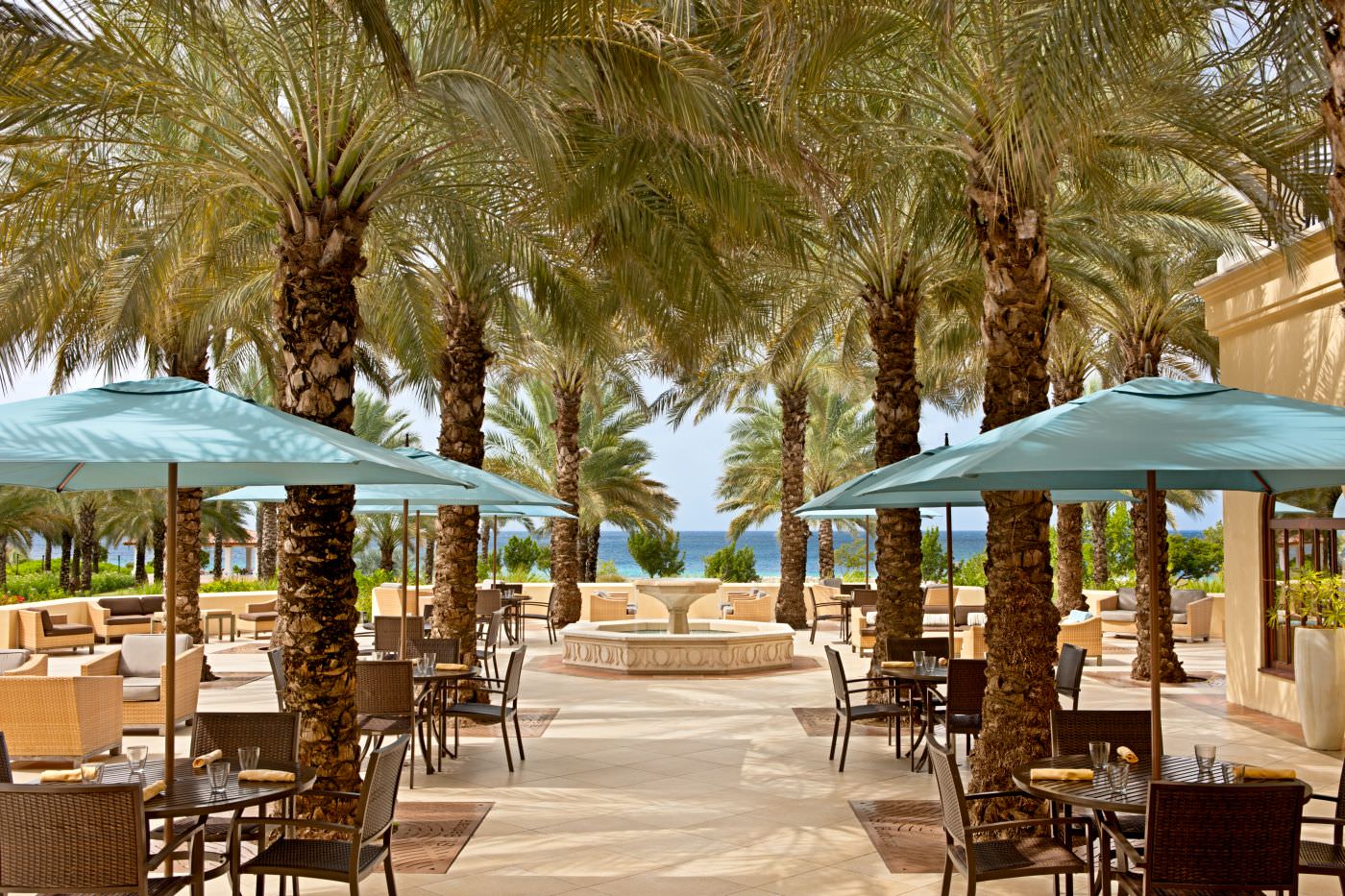 Das Medi Restaurant unter Palmen und mit Meerblick.