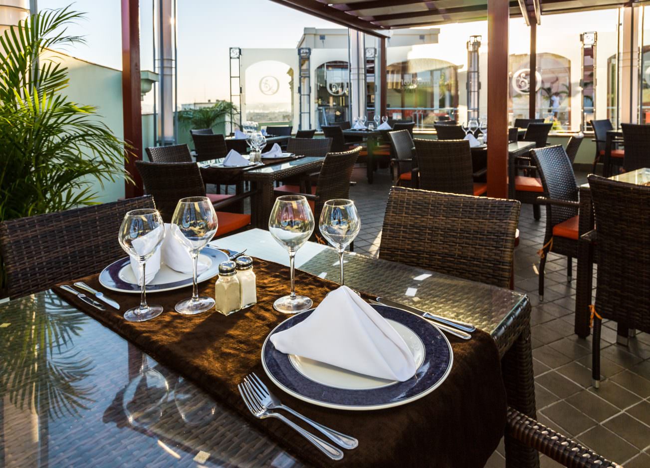 Leckeren Lunch am Pool genießen