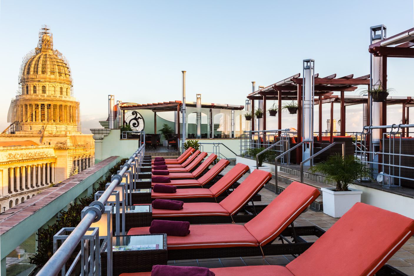 Bei Traumausblick Liegengymnastik betreiben