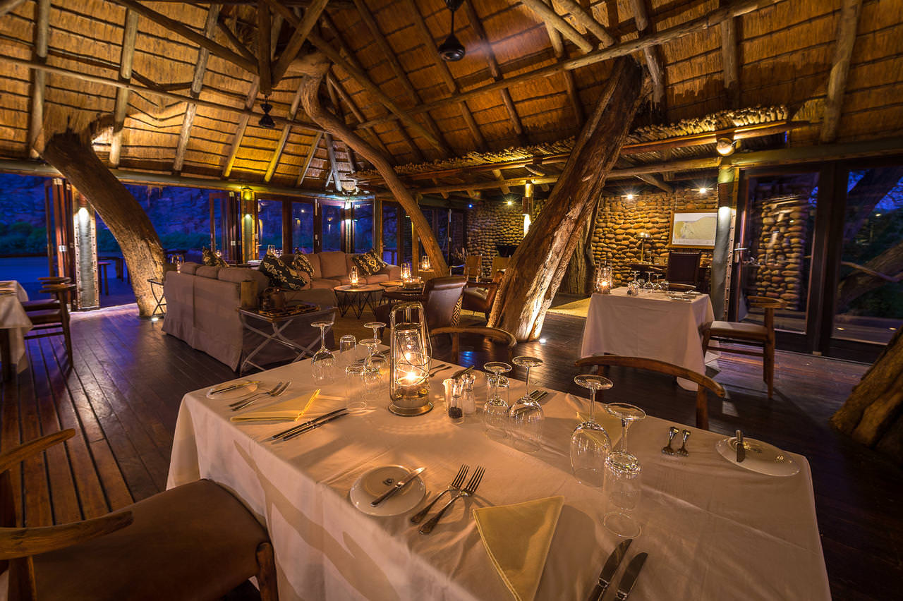 Romantisches Dinner unter einem Strochdach