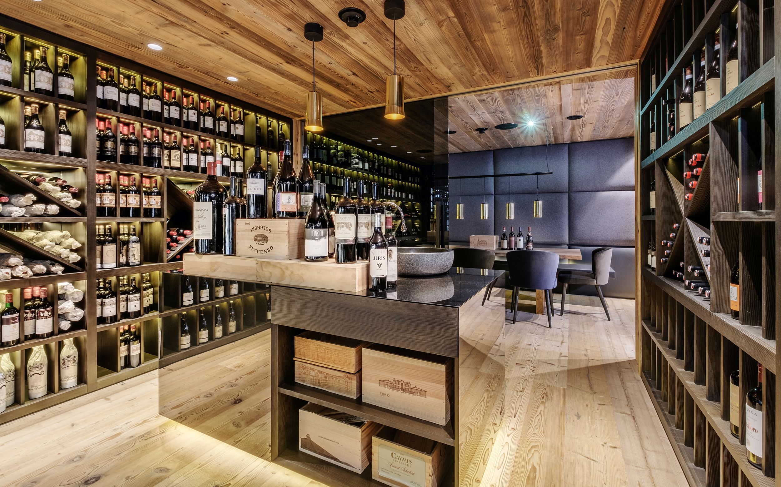 Beliebte Jahrgänge und kostbare Raritäten finden Sie im Weinkeller des Hauses