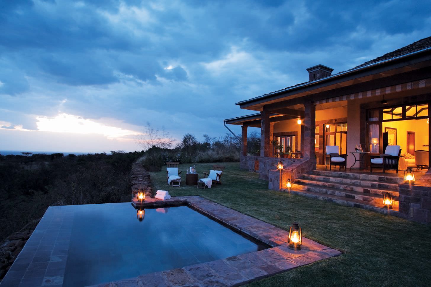 Abenddämmerung über dem Busch