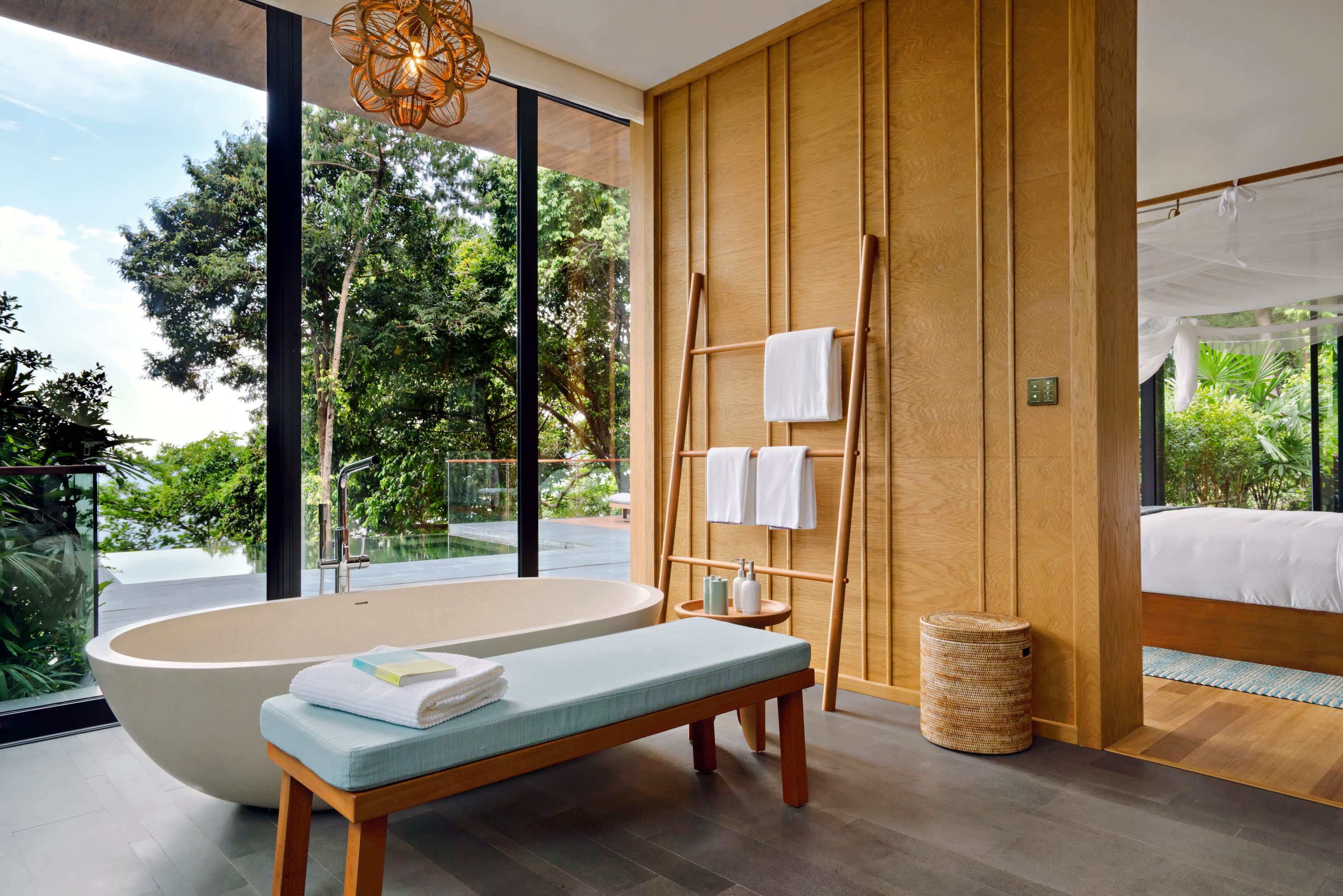 Das Badezimmer der Ocean Pool Villa Suite mit wunderschönem Ausblick