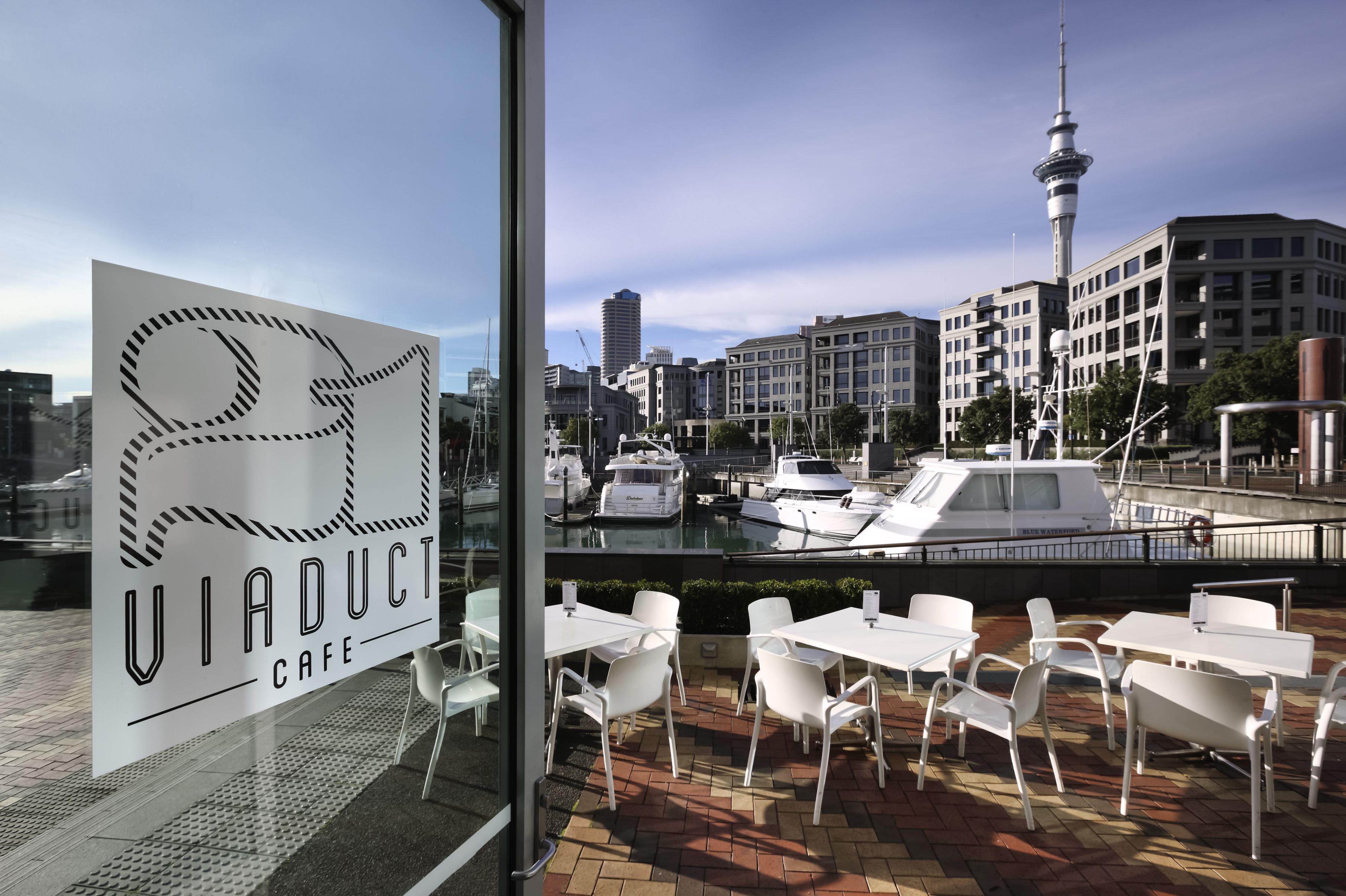 Beim Kaffee relaxen und den Tag planen